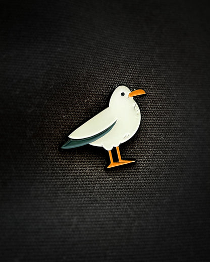 Ela Mo™ Pin für Rucksäcke - Möwe | Auf schwarzem Rucksack