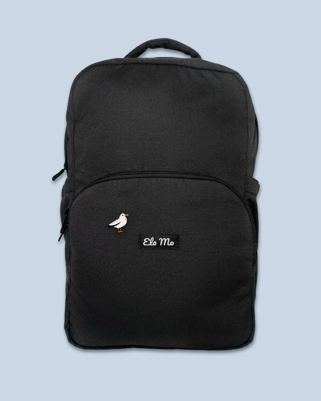 Ela Mo™ Pin für Rucksäcke - Möwe | Auf schwarzem Rucksack vor hellblauem Hintergrund