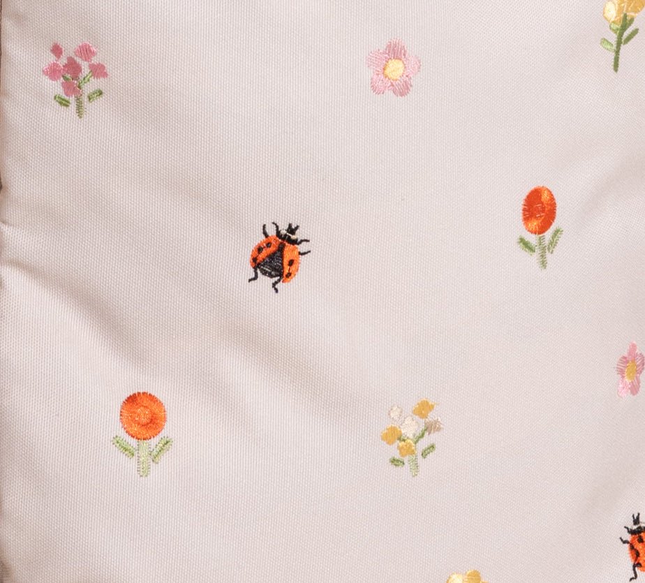 Ela Mo™ Reisetasche mit Rollen 42 Liter | Embroidery Edition Losy. Schönes Material der Tasche mit Blumen- und Marienkäfer.