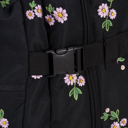Ela Mo™ Reisetasche mit Rollen 42 Liter | Embroidery Edition Upsy Daisy. Klickverschluss der Tasche von außen.