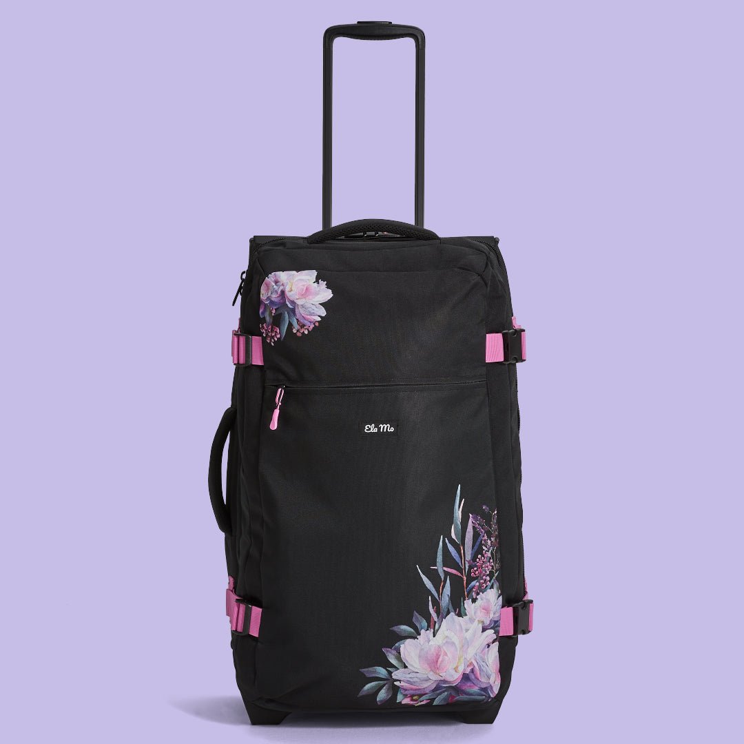 Ela Mo™ Reisetasche mit Rollen 78 Liter | Beauty in Darkness. Eine Reisetasche mit hochgezogenem Griff und Außenfach.