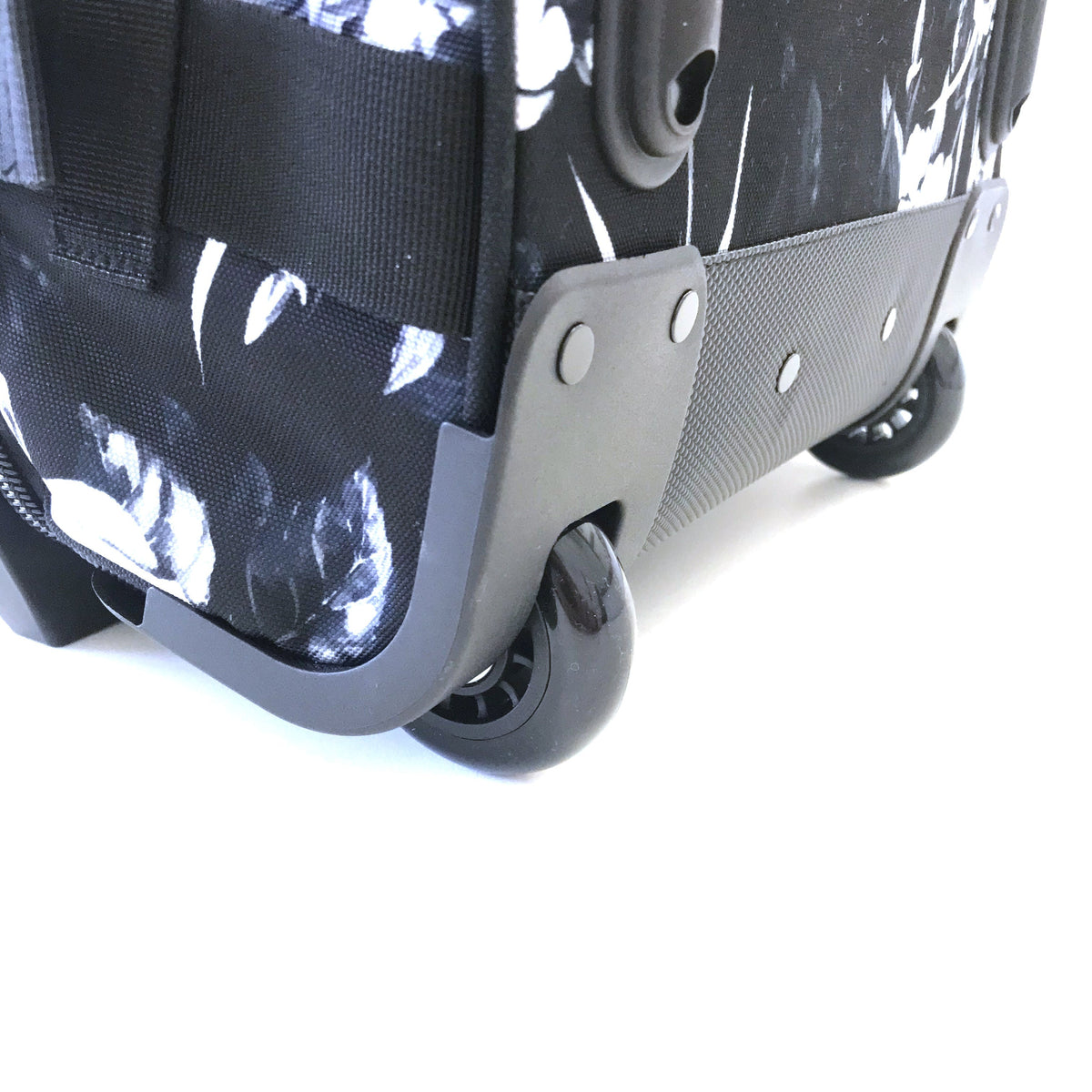 Ela Mo™ Reisetasche mit Rollen 78 Liter | Darkgrey Mint. Die Rollen der Reisetasche auf weißem Hintergrund.