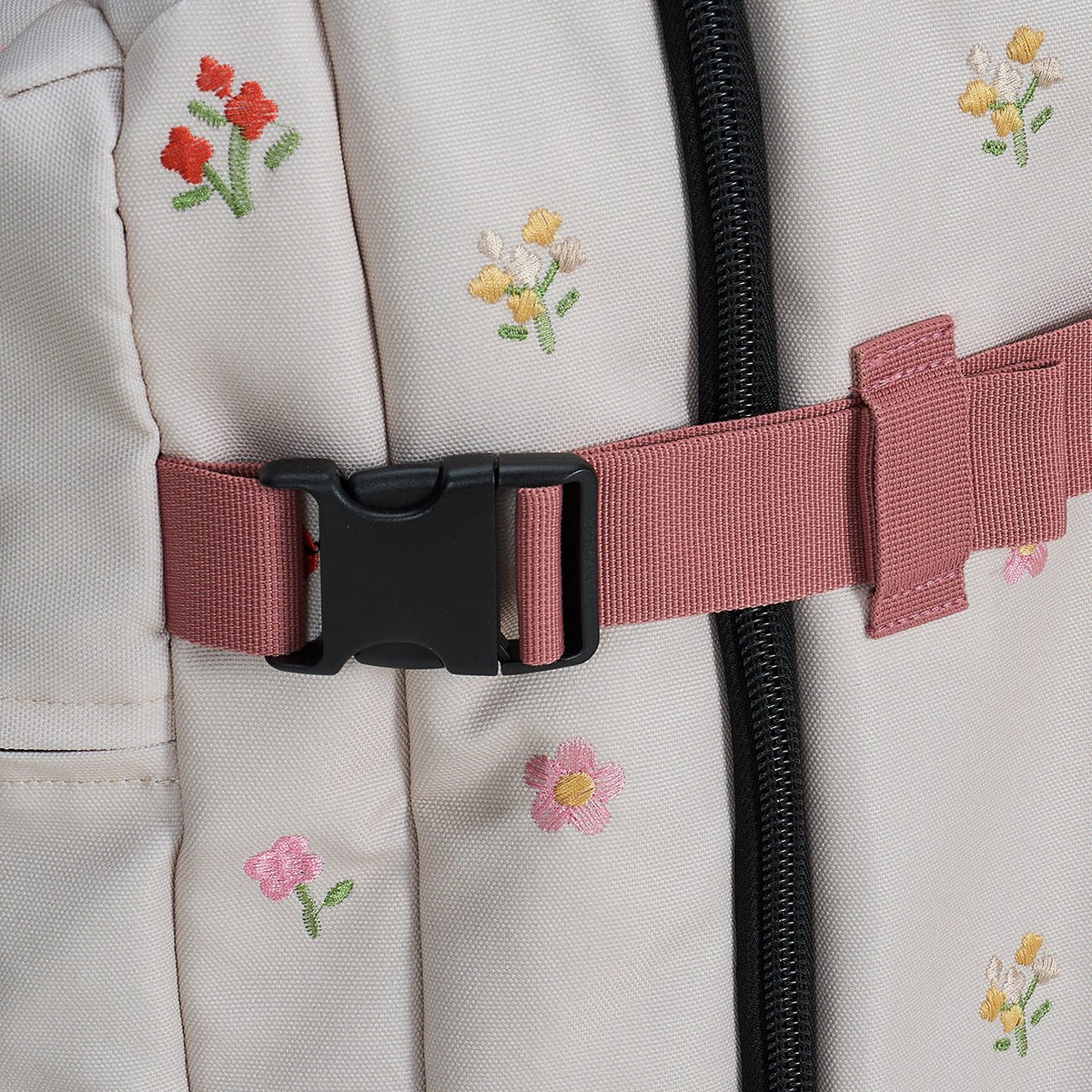 Ela Mo™ Reisetasche mit Rollen 78 Liter | Embroidery Edition Losy. Zusätzlicher Klickverschluss der Tasche für Sicherheit.