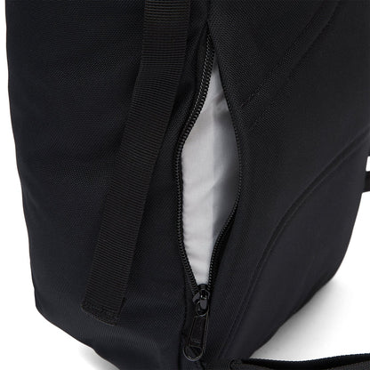 Ela Mo™ Rolltop Lite | Black. Geheimfach des Rucksacks mit Reißverschluss.