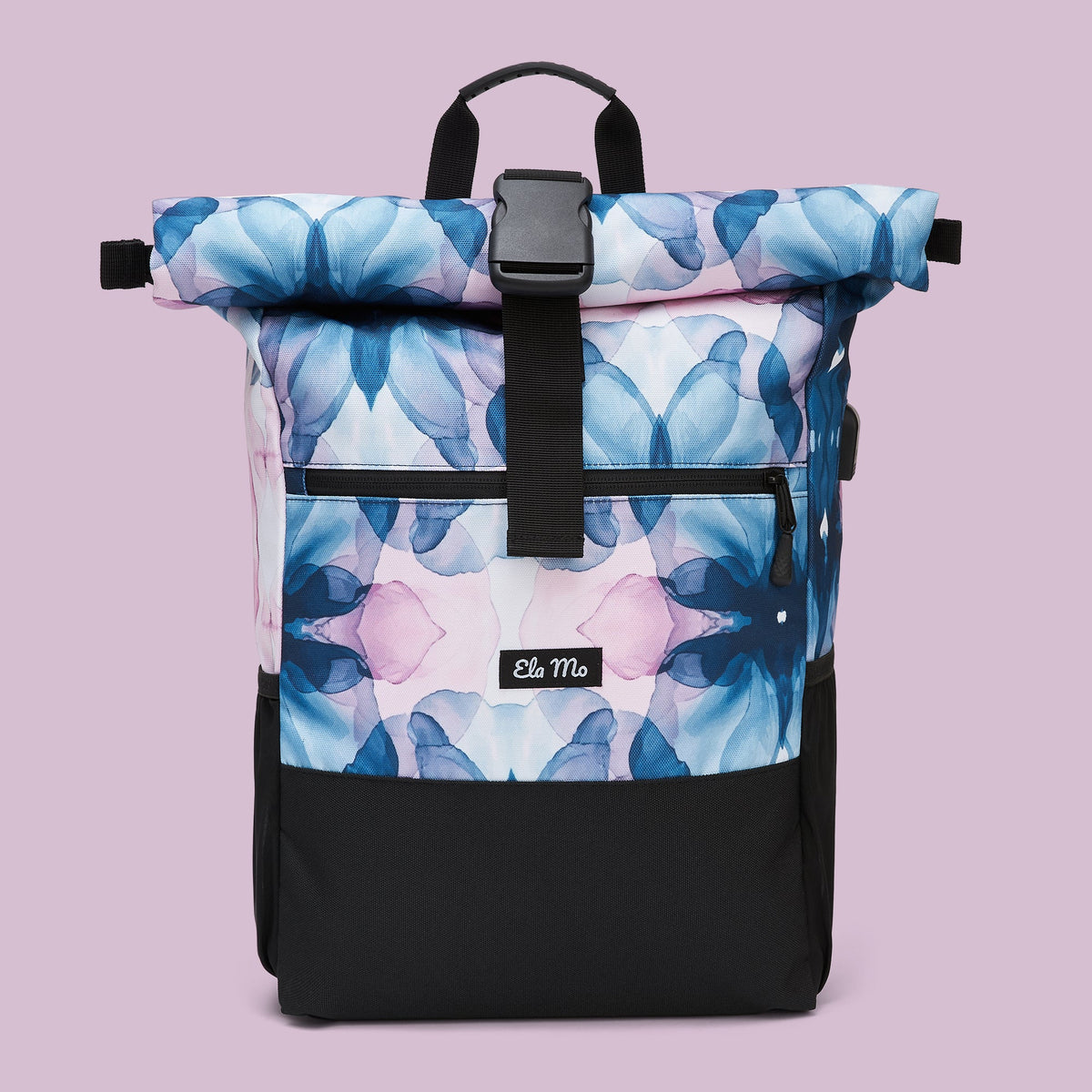 Ela Mo™ Rolltop Rucksack | Aqua. Ein Rucksack auf lila  Hintergrund mit Herstellerlogo in der Mitte.