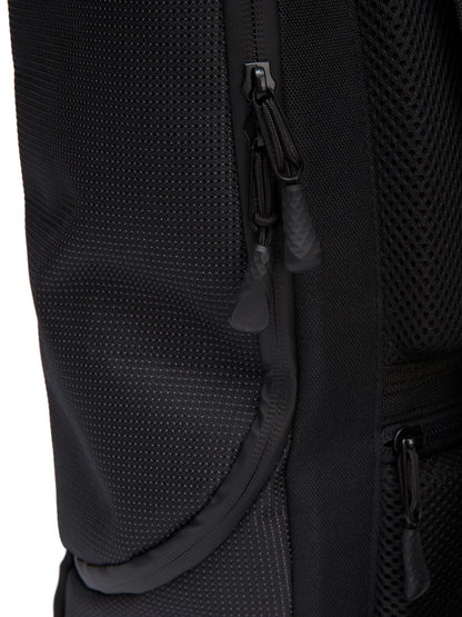 Ela Mo™ Rolltop Rucksack | Black Reflective. Seitenzugriff des Rucksacks mit Zwei-Wege-Reißverschluss.