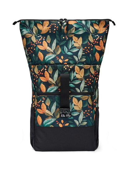 Ela Mo™ Rolltop Rucksack | Bye Bye Summer. Dunkel floral gemusterter Rucksack, auf 26 Liter Volumen eingestellt.