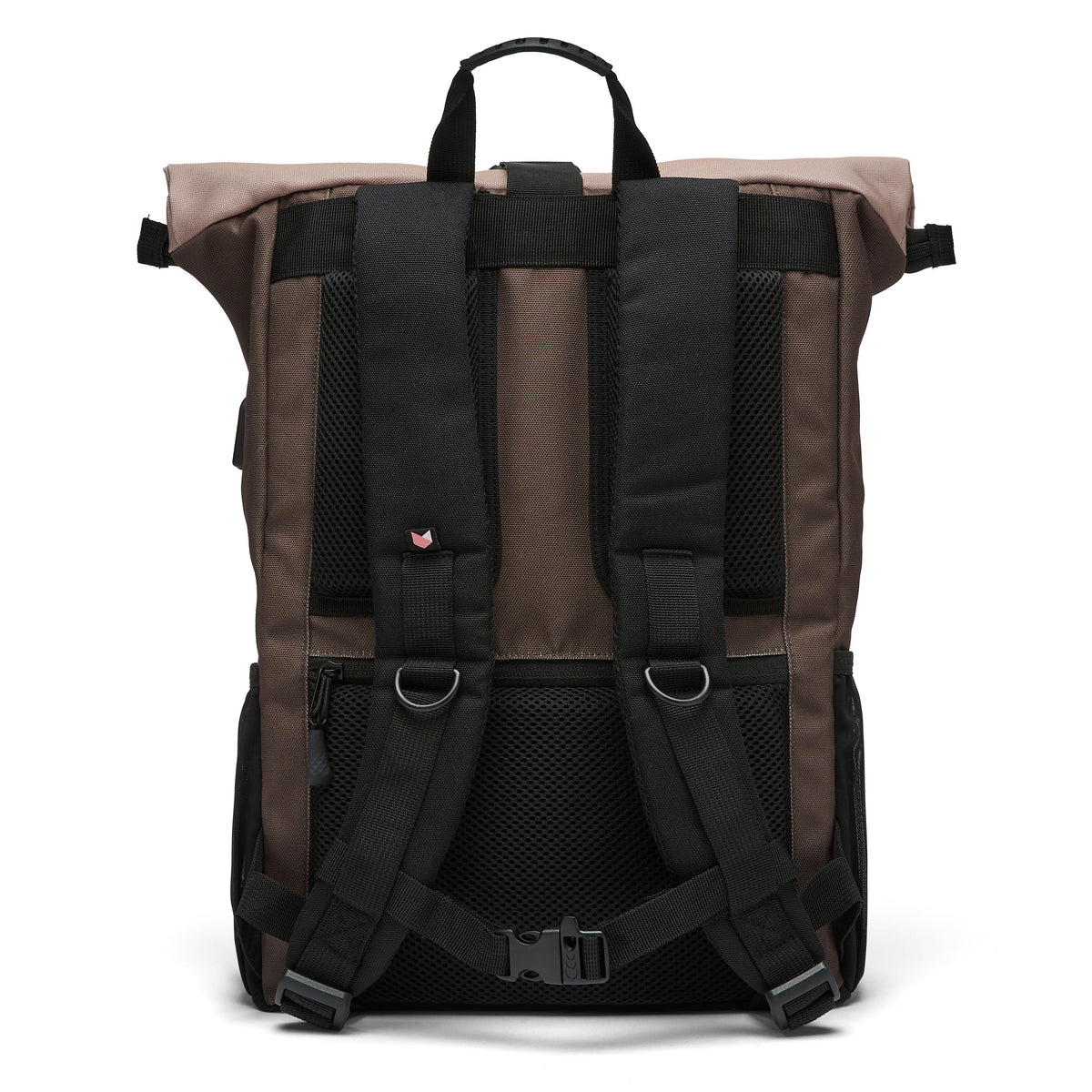Ela Mo™ Rolltop Rucksack | Sand and Olive. Die Rückseite des Rucksacks mit Schulterriemen und kleinem Außenfach.