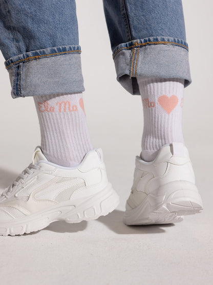 Ela Mo™ Socken aus Bio-Baumwolle-Eine Person in weißen Ema-Mo-Socken, Jeans und Sneakers – ein stylisches Alltagsoutfit.