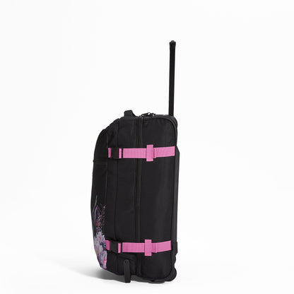 Ela Mo™ Reisetasche mit Rollen 78 Liter | Beauty in Darkness. Reisetasche mit Klickverschluss von der rechten Seite.