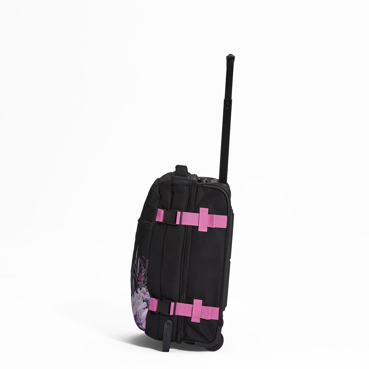 Ela Mo™ Reisetasche mit Rollen 42 Liter | Beauty in Darkness. Reisetasche mit Klickverschluss von der linken Seite.