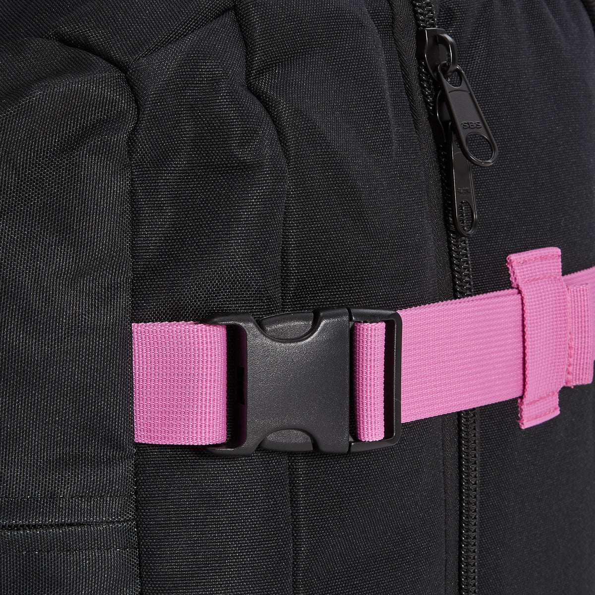 Ela Mo™ Reisetasche mit Rollen 42 Liter | Beauty in Darkness. Klickverschluss an der Seite für zusätzliche Sicherheit.