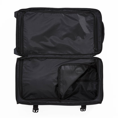 Ela Mo™ Reisetasche mit Rollen 42 Liter | Black. Geöffnete Reisetasche mit sichtbarem Innenbereich und Innenfächern.