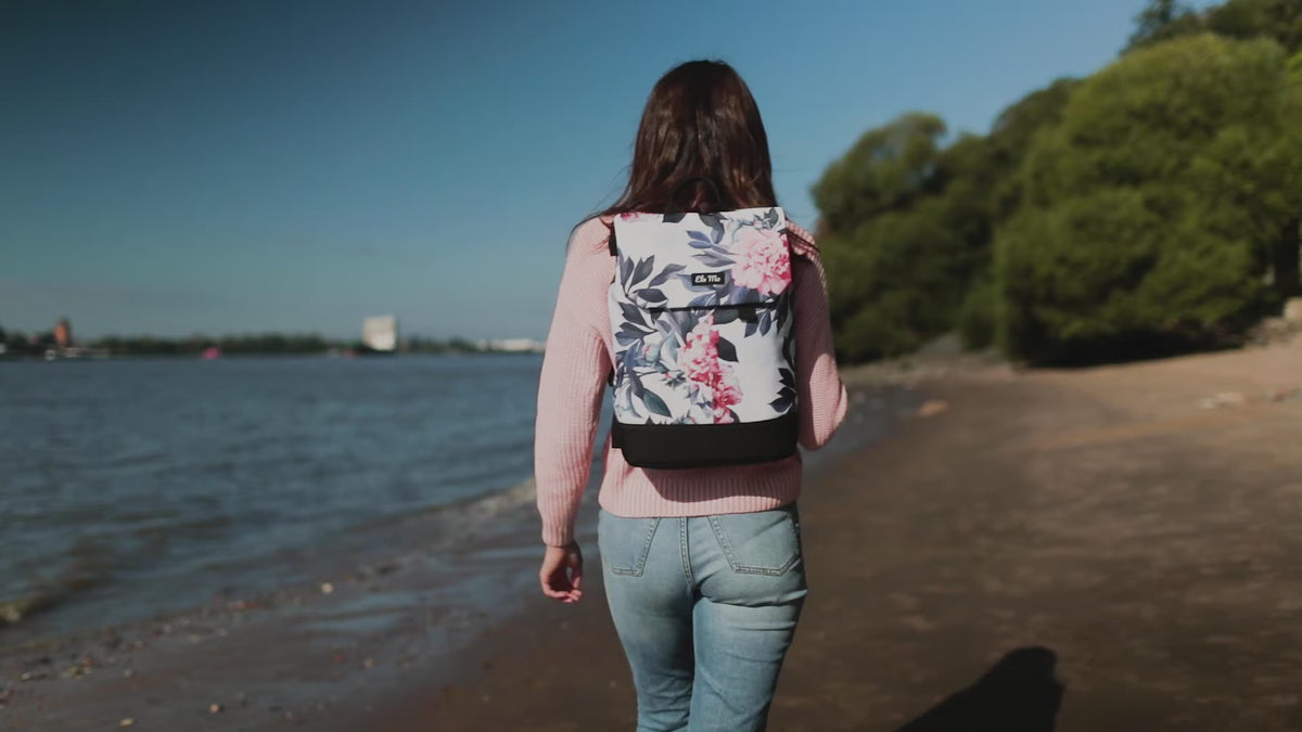 Ela Mo™ Daypack Rucksack Video am Strand