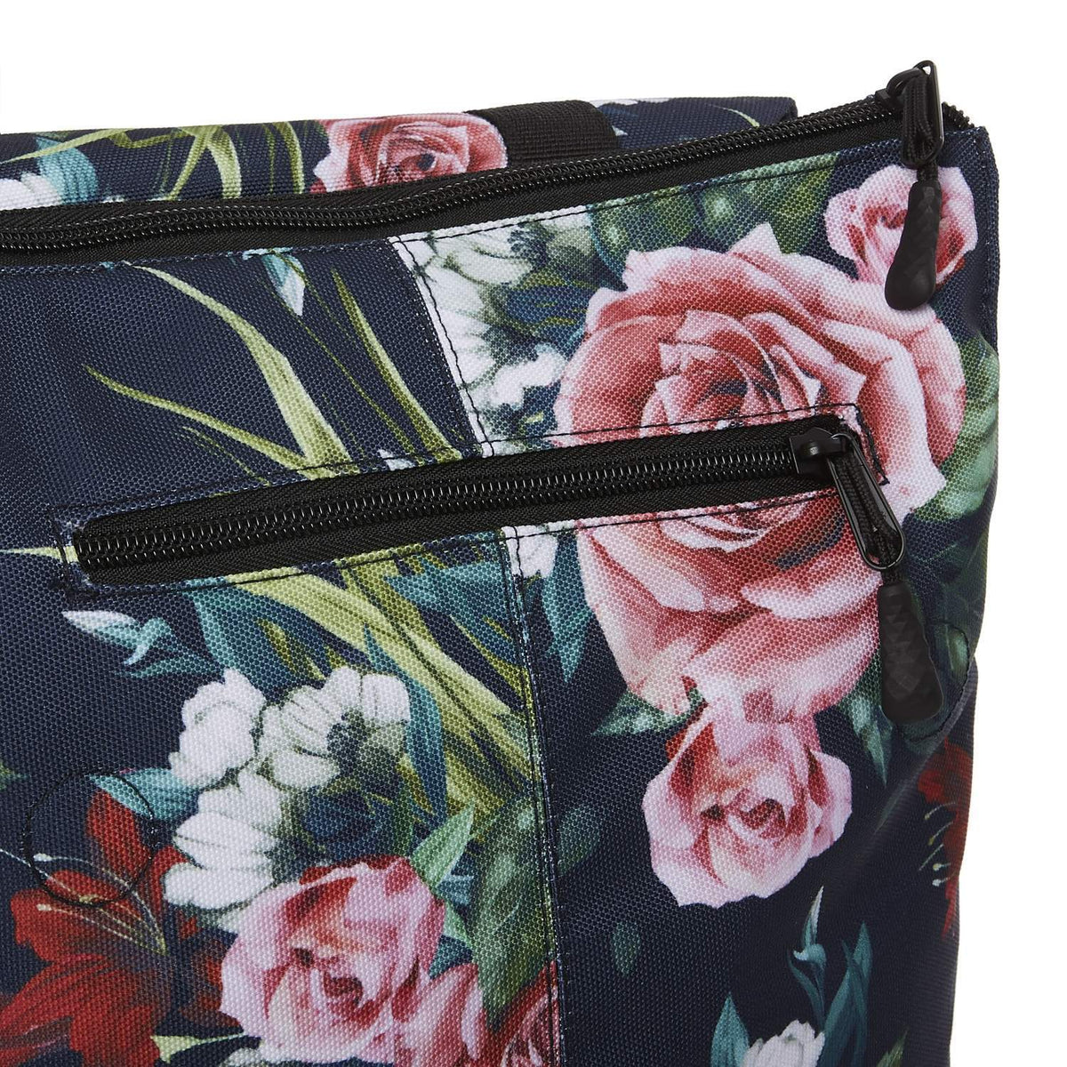 Ela Mo™ Daypack Rucksack | A Rose. Oberteil des Rucksacks mit zwei Hauptfächern und Reißverschluss.