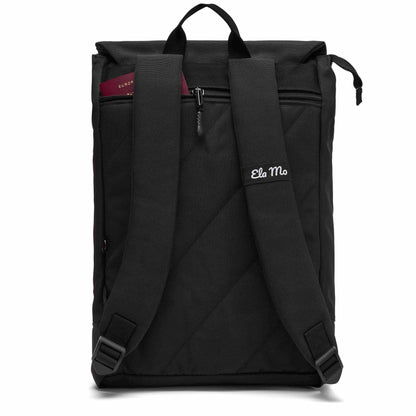 Ela Mo™ Daypack Rucksack | Beauty in Darkness. Die Rückseite des Rucksacks mit Schulterriemen und kleinem Außenfach.
