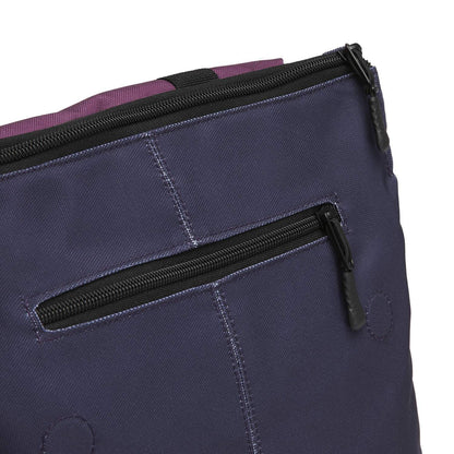 Ela Mo™ Daypack Rucksack | Berry. Oberteil des Rucksacks mit zwei Hauptfächern und Reißverschluss.