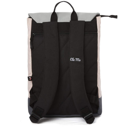 Ela Mo™ Daypack Rucksack | Rose on Rocks. Die Rückseite des Rucksacks mit bequemen Schulterriemen und kleinem Außenfach.