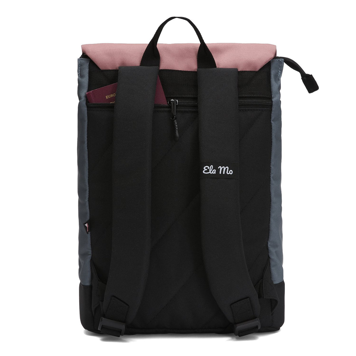 Ela Mo™ Daypack Rucksack | Salmon. Die Rückseite des Rucksacks mit Schulterriemen und kleinem Außenfach.