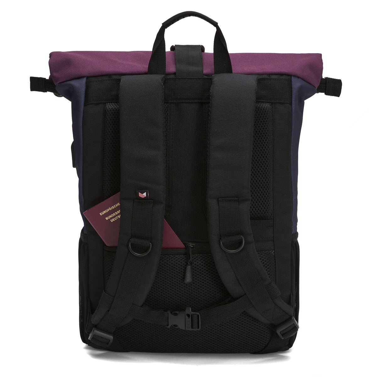 Ela Mo™ Rolltop Rucksack | Berry. Die Rückseite des Rucksacks mit Schulterriemen und kleinem Außenfach.