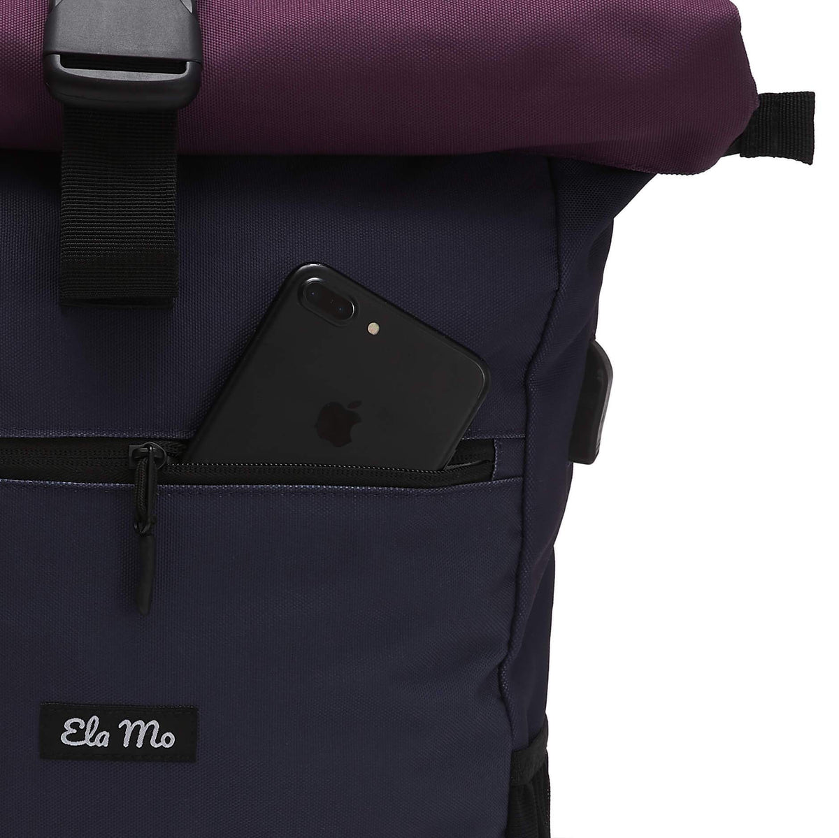 Ela Mo™ Rolltop Rucksack | Berry. Kleines Außenfach des Rucksacks für Handy.