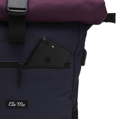 Ela Mo™ Rolltop Rucksack | Berry. Kleines Außenfach des Rucksacks für Handy.