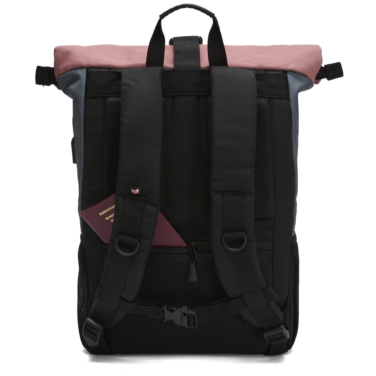 Ela Mo™ Rolltop Rucksack | Salmon. Die Rückseite des Rucksacks mit Schulterriemen und kleinem Außenfach.